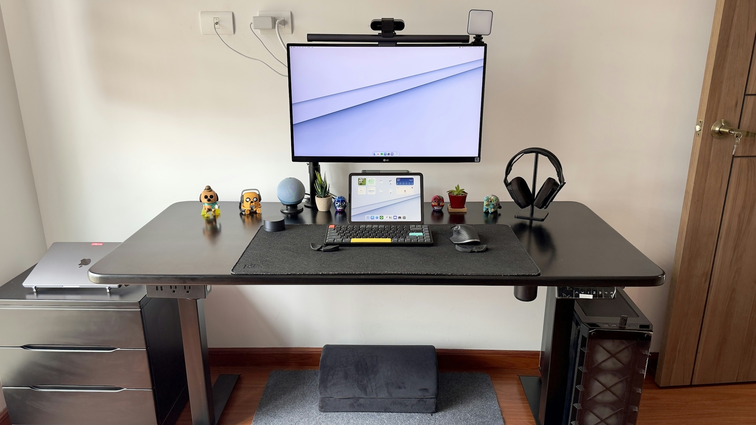 Jahir's desk setup in early 2023
